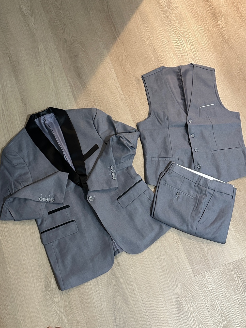 Men's Gray Three-Piece Suit with Black Satin Lapel XS